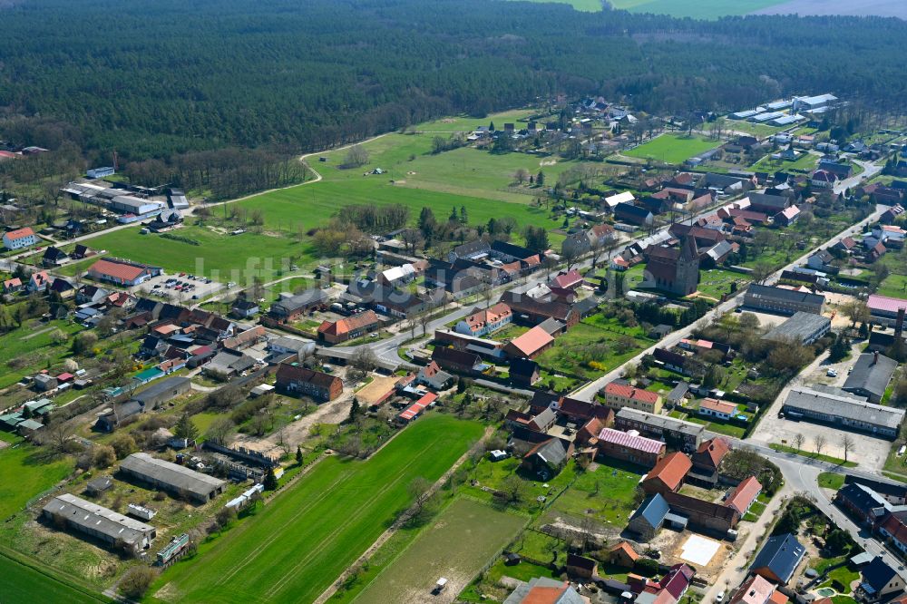 Brunau aus der Vogelperspektive: Dorfkern am Feldrand in Brunau im Bundesland Sachsen-Anhalt, Deutschland