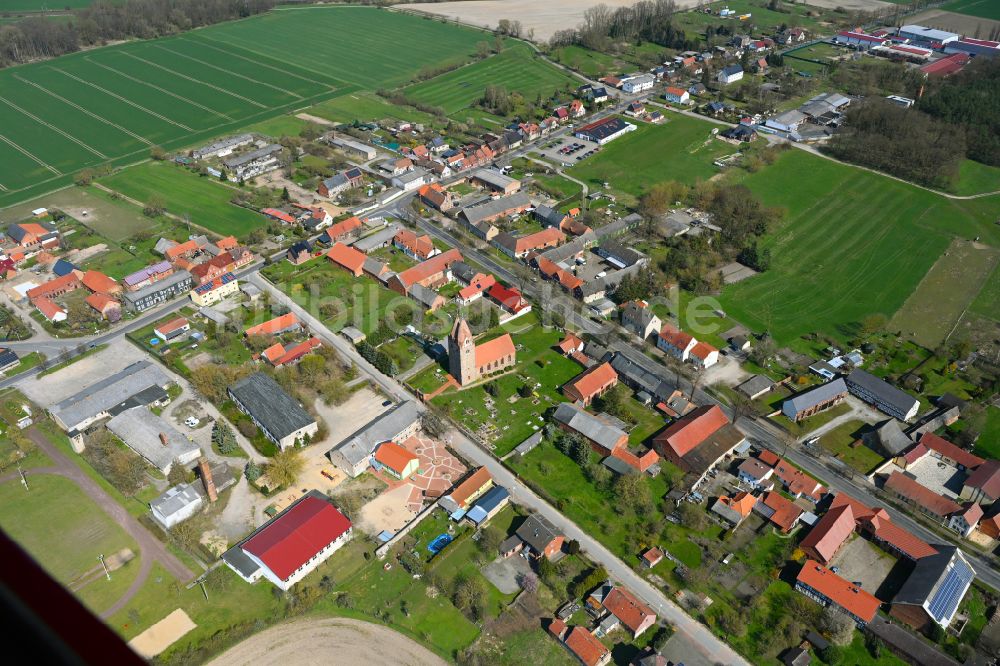 Brunau von oben - Dorfkern am Feldrand in Brunau im Bundesland Sachsen-Anhalt, Deutschland