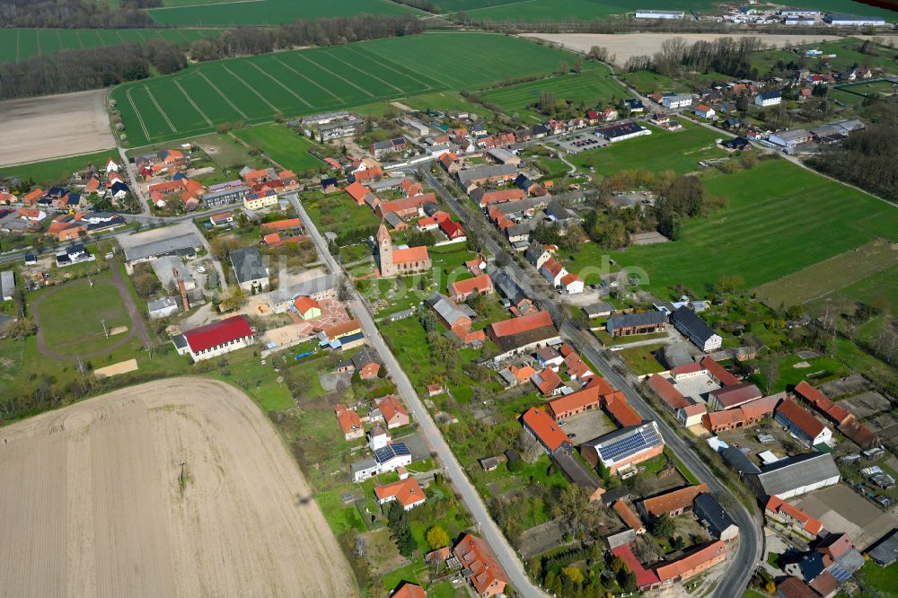 Brunau aus der Vogelperspektive: Dorfkern am Feldrand in Brunau im Bundesland Sachsen-Anhalt, Deutschland