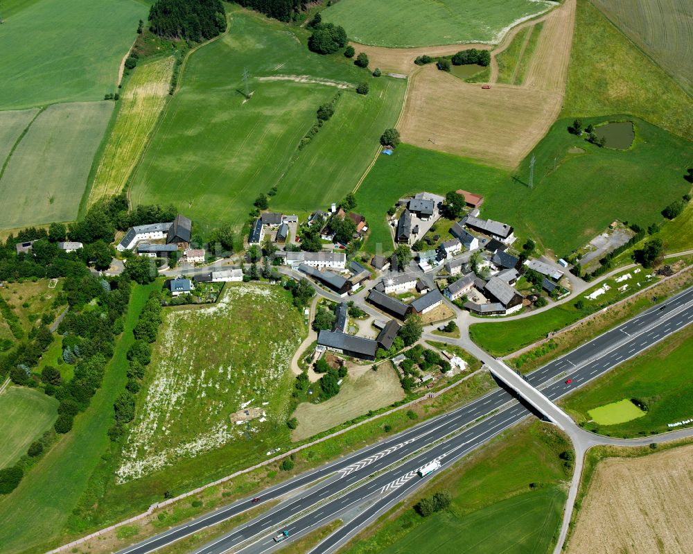 Brunn aus der Vogelperspektive: Dorfkern am Feldrand in Brunn im Bundesland Bayern, Deutschland