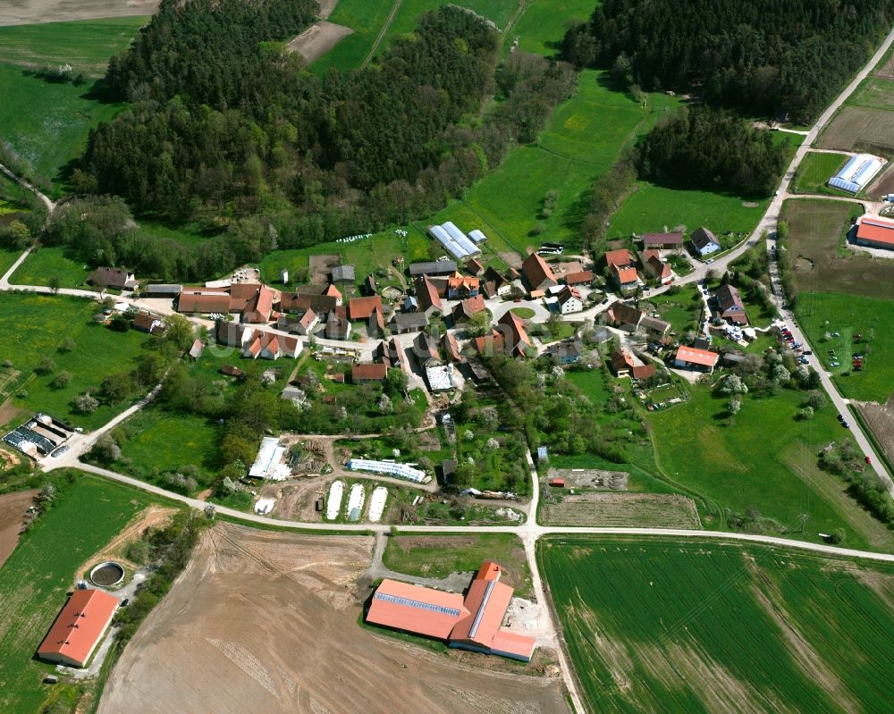 Büschelbach aus der Vogelperspektive: Dorfkern am Feldrand in Büschelbach im Bundesland Bayern, Deutschland