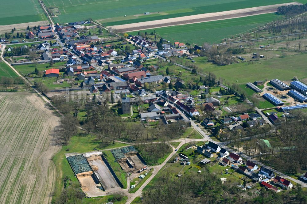 Büste aus der Vogelperspektive: Dorfkern am Feldrand in Büste im Bundesland Sachsen-Anhalt, Deutschland