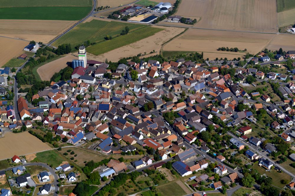 Bütthard aus der Vogelperspektive: Dorfkern am Feldrand in Bütthard im Bundesland Bayern, Deutschland