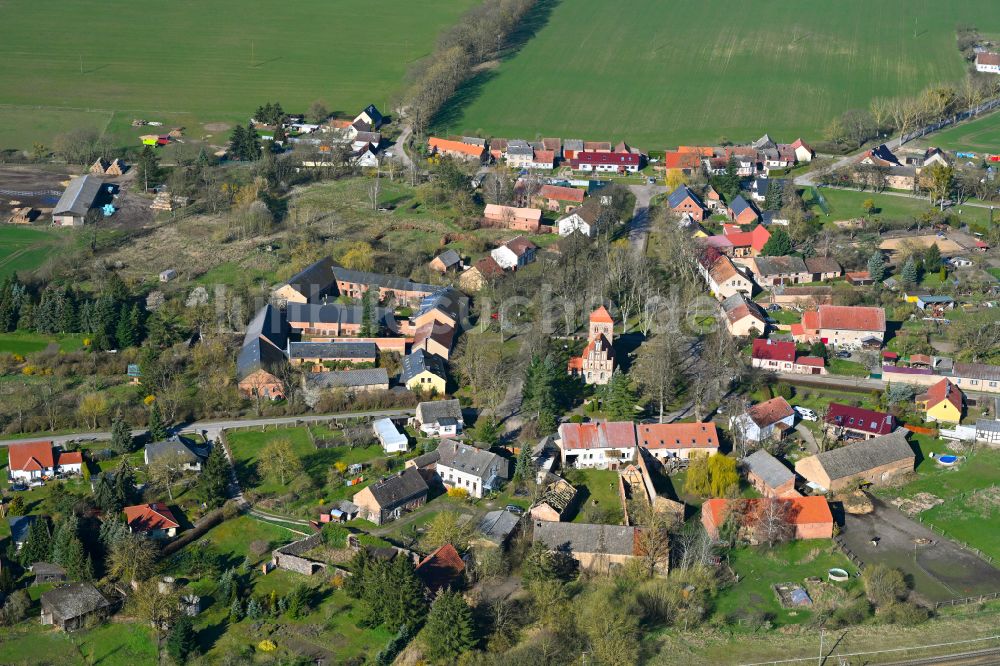 Luftbild Buberow - Dorfkern am Feldrand in Buberow im Bundesland Brandenburg, Deutschland