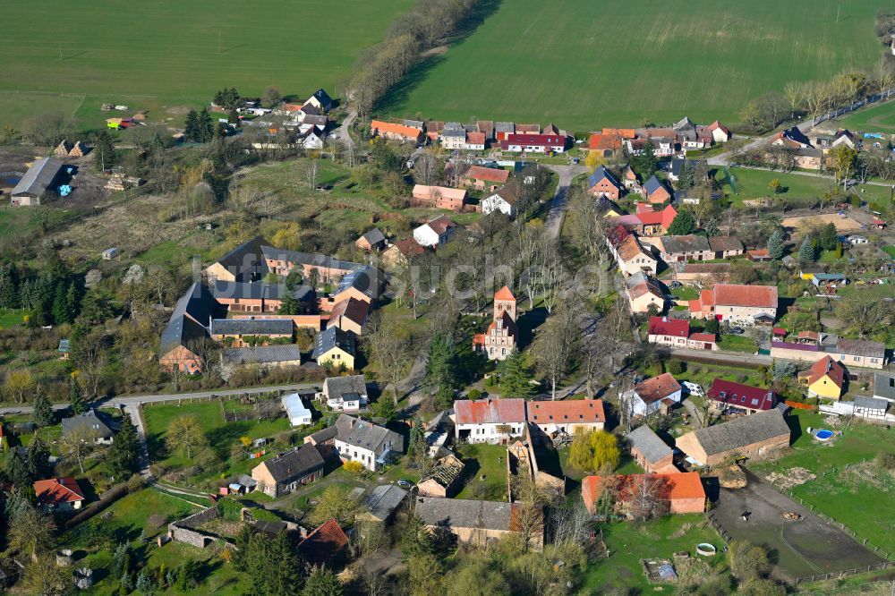 Luftaufnahme Buberow - Dorfkern am Feldrand in Buberow im Bundesland Brandenburg, Deutschland