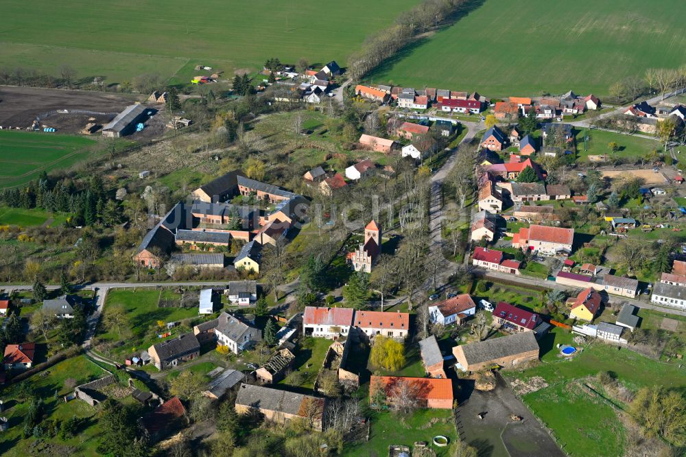 Buberow von oben - Dorfkern am Feldrand in Buberow im Bundesland Brandenburg, Deutschland