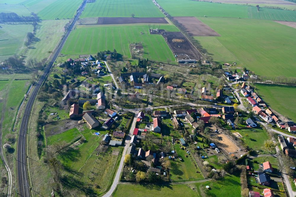 Luftbild Buberow - Dorfkern am Feldrand in Buberow im Bundesland Brandenburg, Deutschland