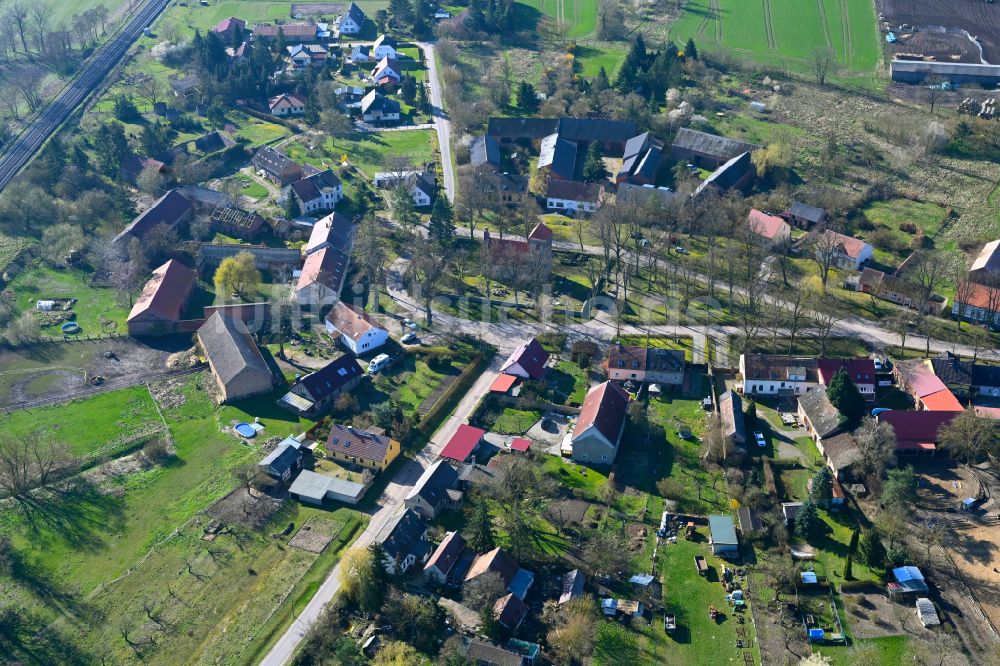 Luftaufnahme Buberow - Dorfkern am Feldrand in Buberow im Bundesland Brandenburg, Deutschland