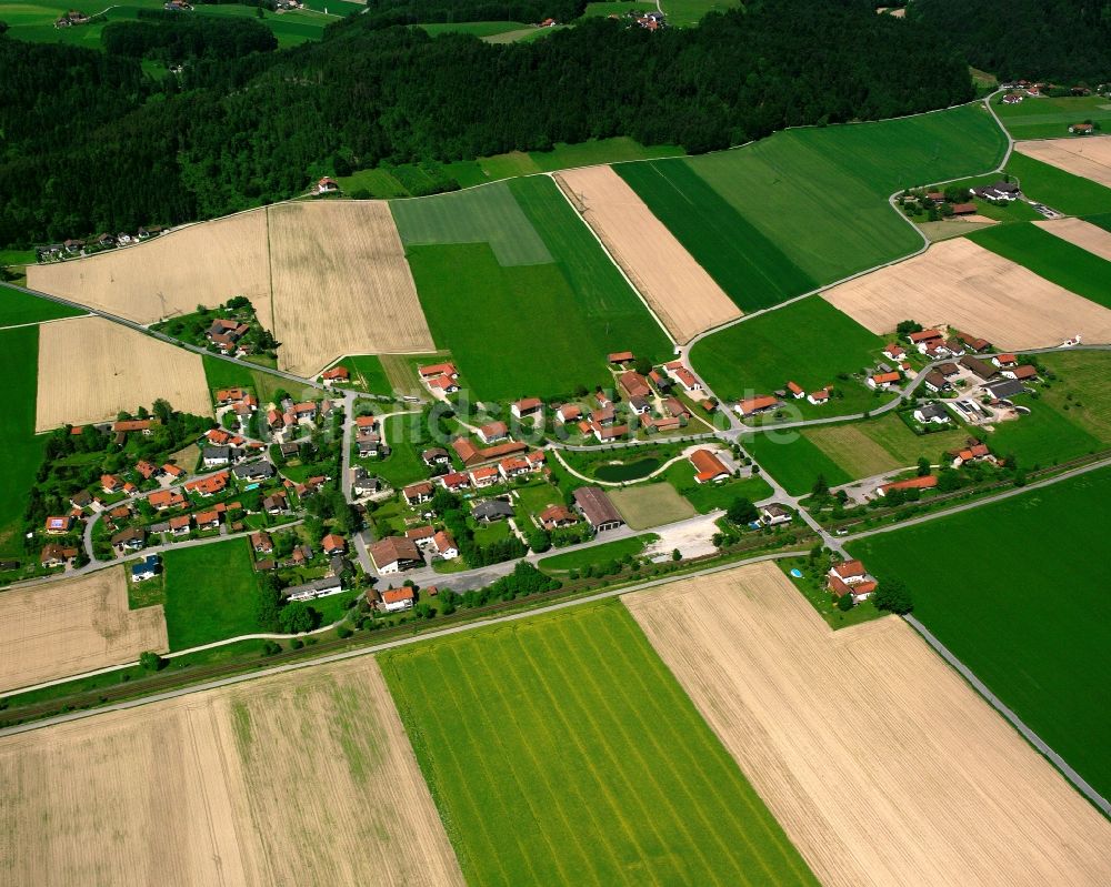 Luftaufnahme Buch - Dorfkern am Feldrand in Buch im Bundesland Bayern, Deutschland