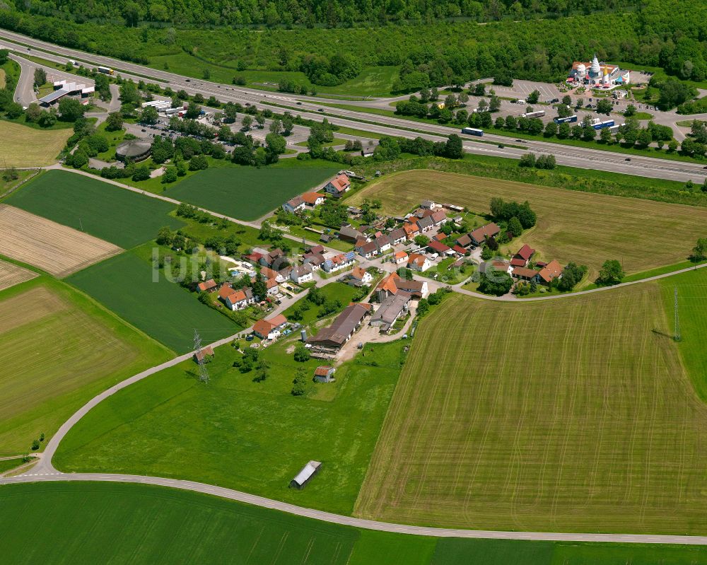 Buchau aus der Vogelperspektive: Dorfkern am Feldrand in Buchau im Bundesland Baden-Württemberg, Deutschland