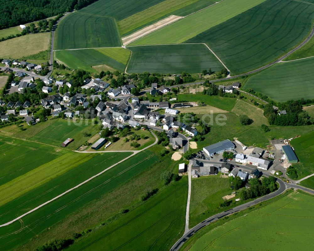 Budenbach von oben - Dorfkern am Feldrand in Budenbach im Bundesland Rheinland-Pfalz, Deutschland