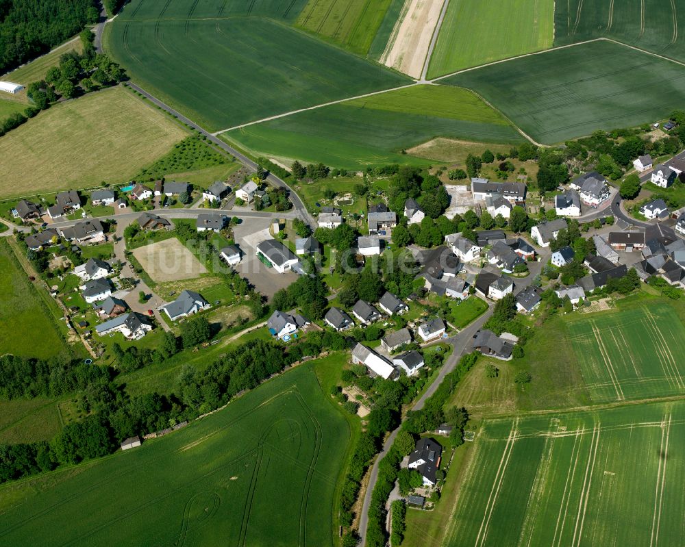 Budenbach aus der Vogelperspektive: Dorfkern am Feldrand in Budenbach im Bundesland Rheinland-Pfalz, Deutschland