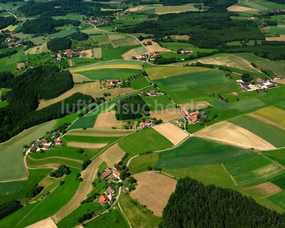 Luftaufnahme Bumhofen - Dorfkern am Feldrand in Bumhofen im Bundesland Bayern, Deutschland