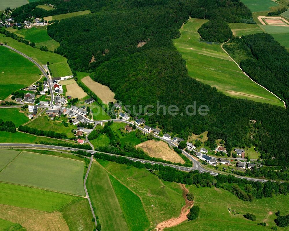 Burbach aus der Vogelperspektive: Dorfkern am Feldrand in Burbach im Bundesland Rheinland-Pfalz, Deutschland