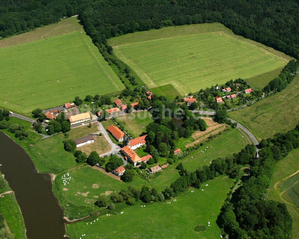 Bursfelde aus der Vogelperspektive: Dorfkern am Feldrand in Bursfelde im Bundesland Niedersachsen, Deutschland