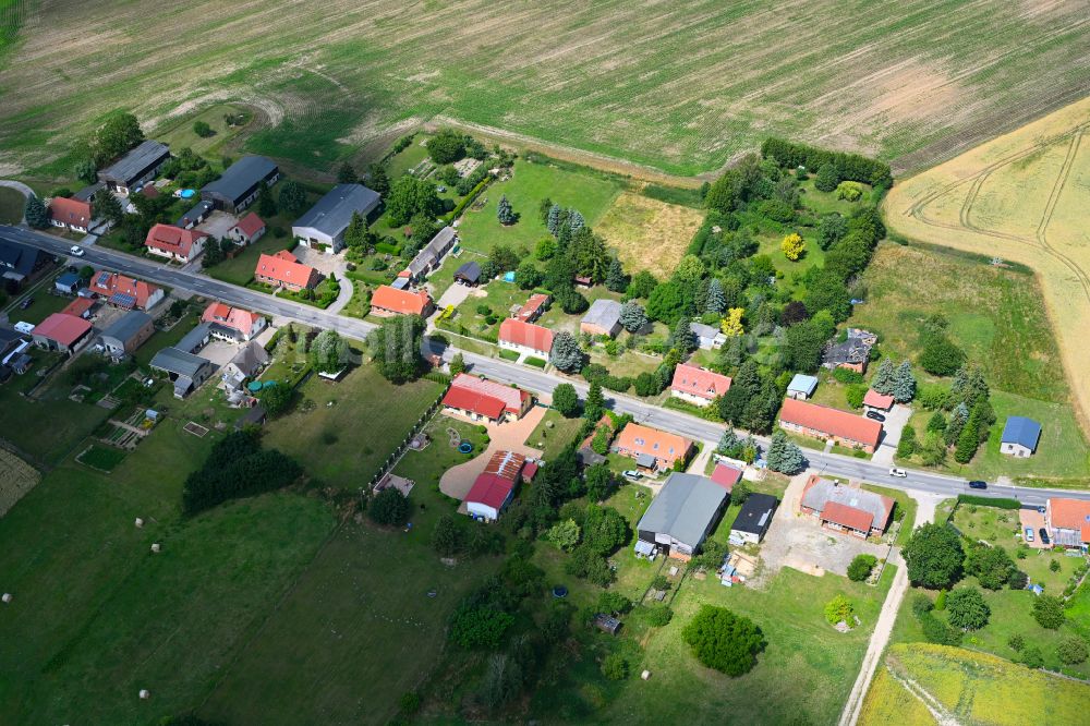 Carlsruhe aus der Vogelperspektive: Dorfkern am Feldrand in Carlsruhe im Bundesland Mecklenburg-Vorpommern, Deutschland