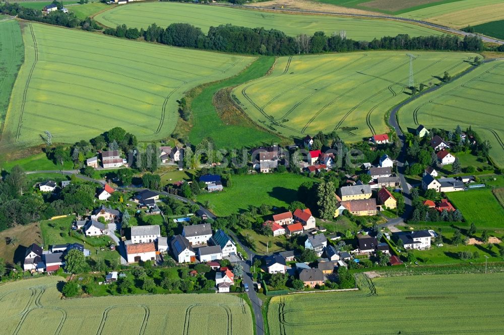 Carsdorf aus der Vogelperspektive: Dorfkern am Feldrand in Carsdorf im Bundesland Sachsen, Deutschland