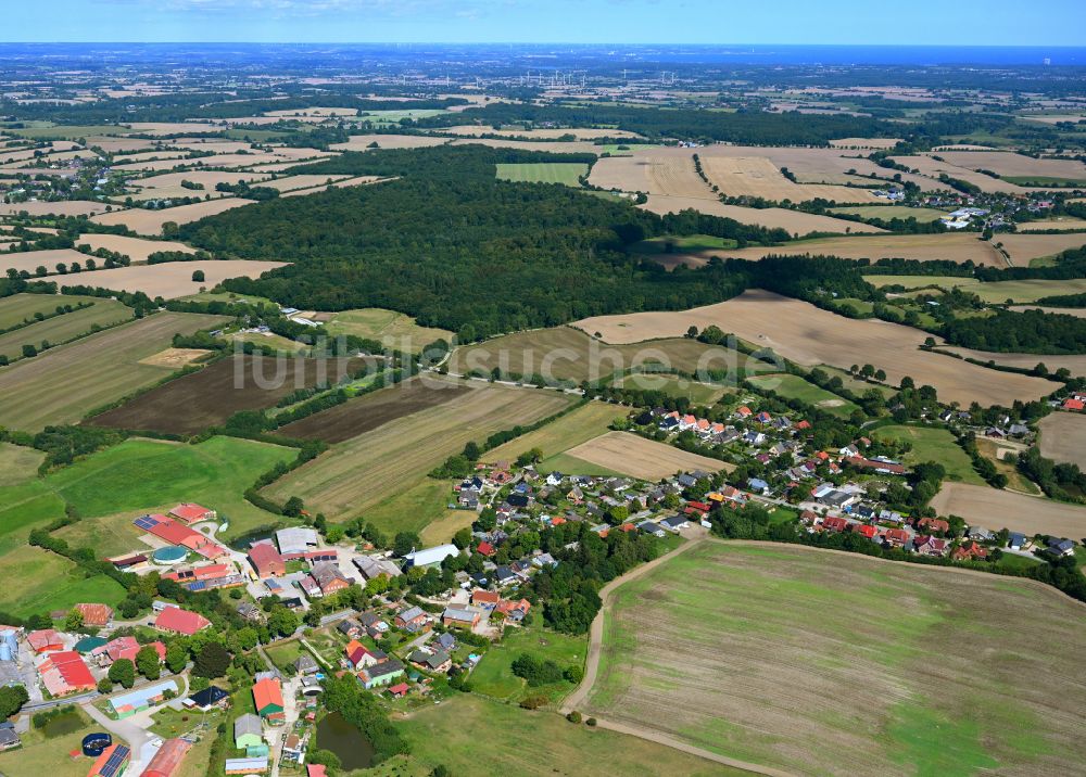 Luftaufnahme Cashagen - Dorfkern am Feldrand in Cashagen im Bundesland Schleswig-Holstein, Deutschland