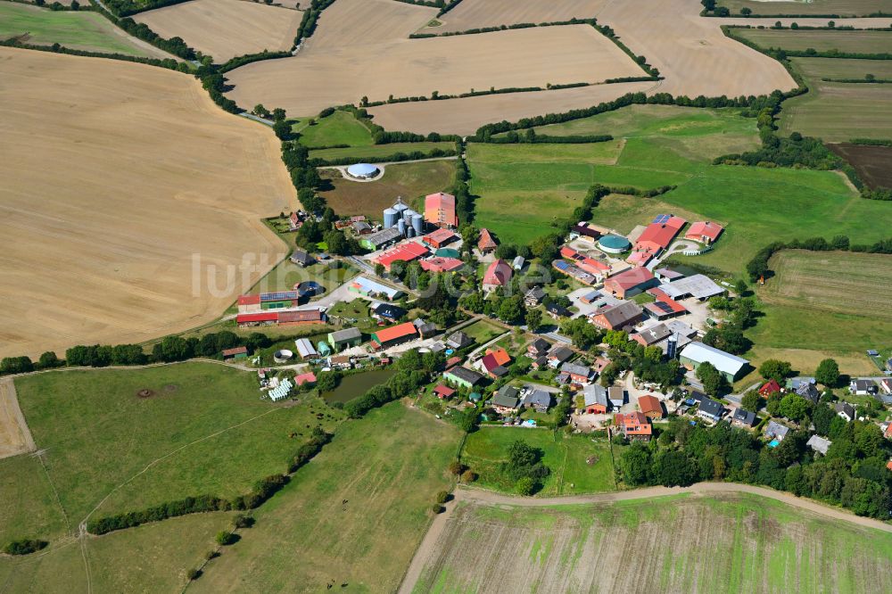 Cashagen von oben - Dorfkern am Feldrand in Cashagen im Bundesland Schleswig-Holstein, Deutschland