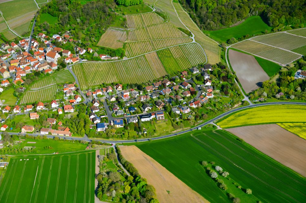 Castell von oben - Dorfkern am Feldrand in Castell im Bundesland Bayern, Deutschland