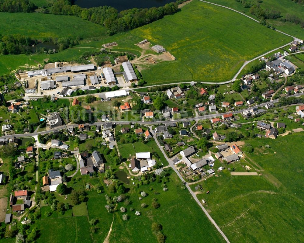 Chursdorf aus der Vogelperspektive: Dorfkern am Feldrand in Chursdorf im Bundesland Sachsen, Deutschland