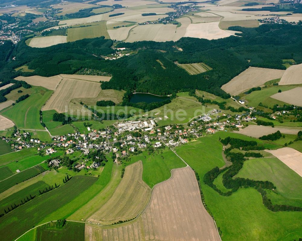 Chursdorf aus der Vogelperspektive: Dorfkern am Feldrand in Chursdorf im Bundesland Sachsen, Deutschland