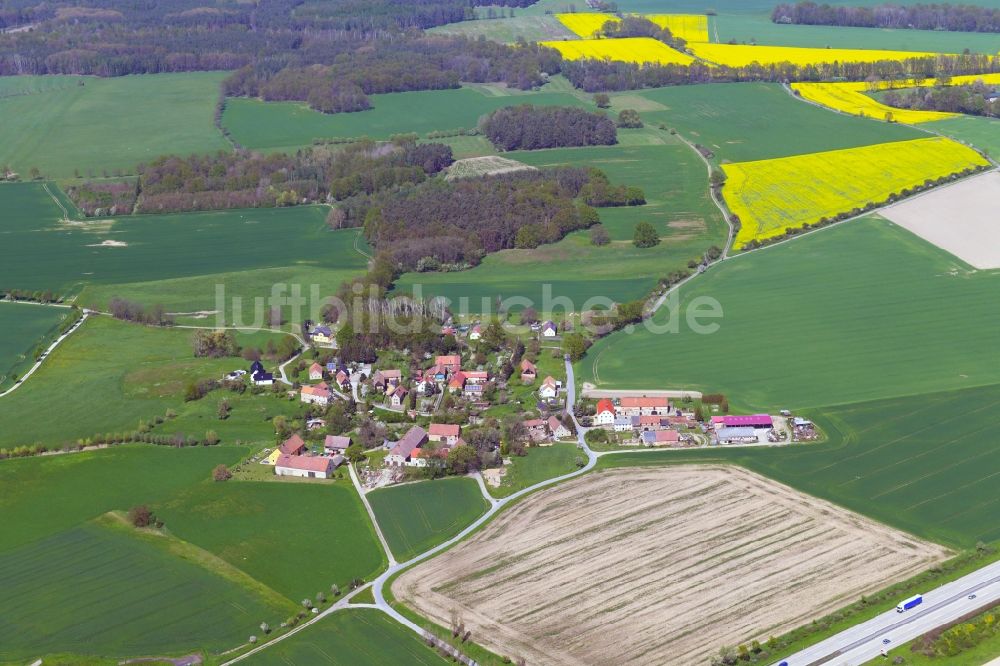 Luftaufnahme Cortnitz - Dorfkern am Feldrand in Cortnitz im Bundesland Sachsen, Deutschland