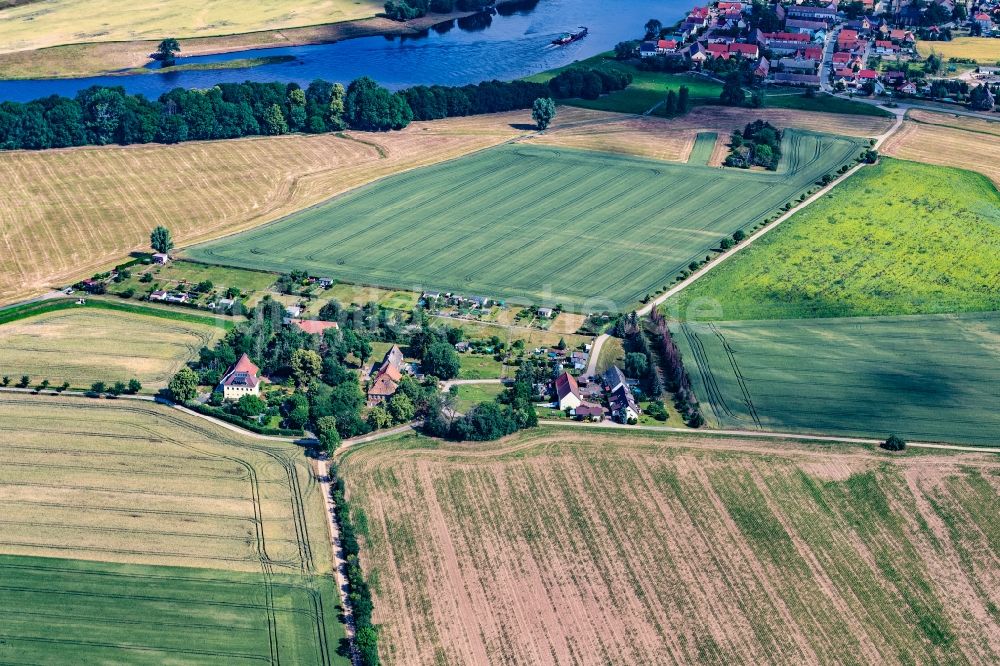 Cottewitz aus der Vogelperspektive: Dorfkern am Feldrand in Cottewitz im Bundesland Sachsen, Deutschland