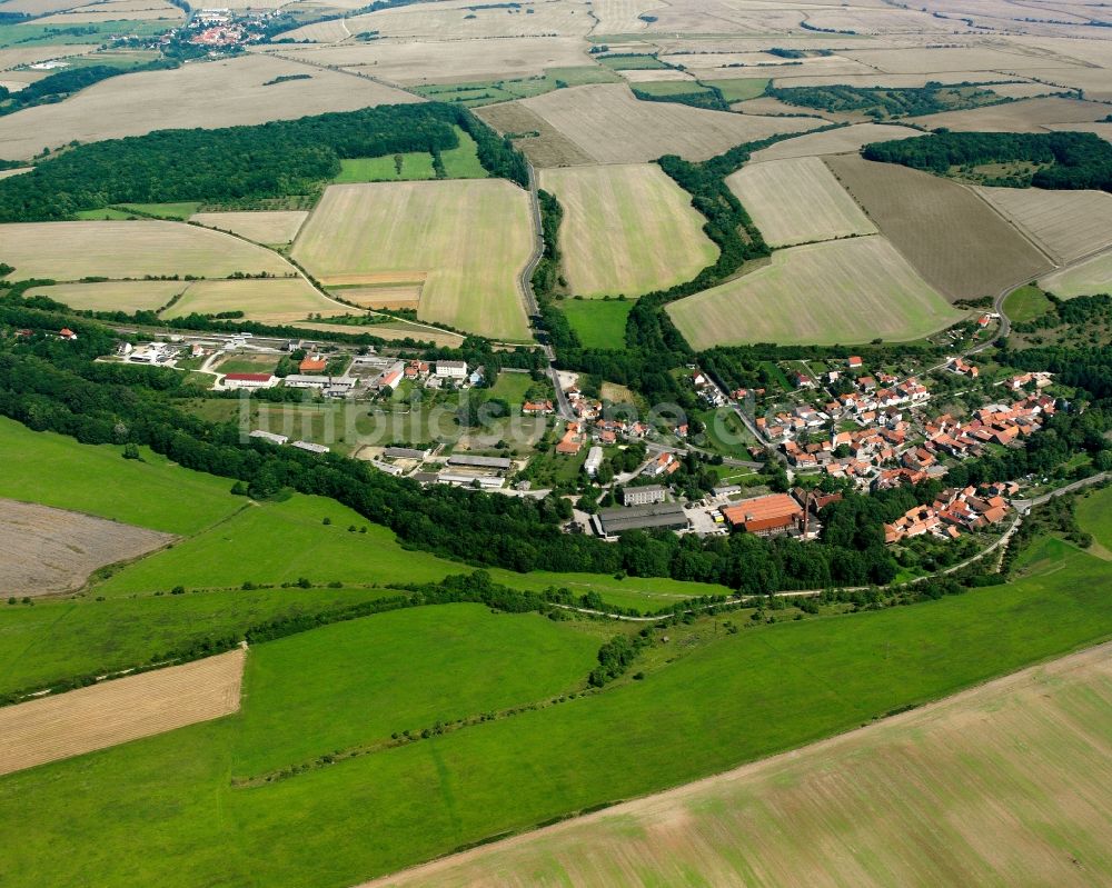 Luftaufnahme Dachrieden - Dorfkern am Feldrand in Dachrieden im Bundesland Thüringen, Deutschland