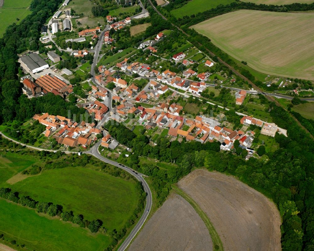 Dachrieden von oben - Dorfkern am Feldrand in Dachrieden im Bundesland Thüringen, Deutschland