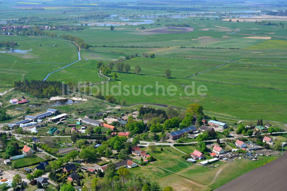 Damerow aus der Vogelperspektive: Dorfkern am Feldrand in Damerow im Bundesland Sachsen-Anhalt, Deutschland