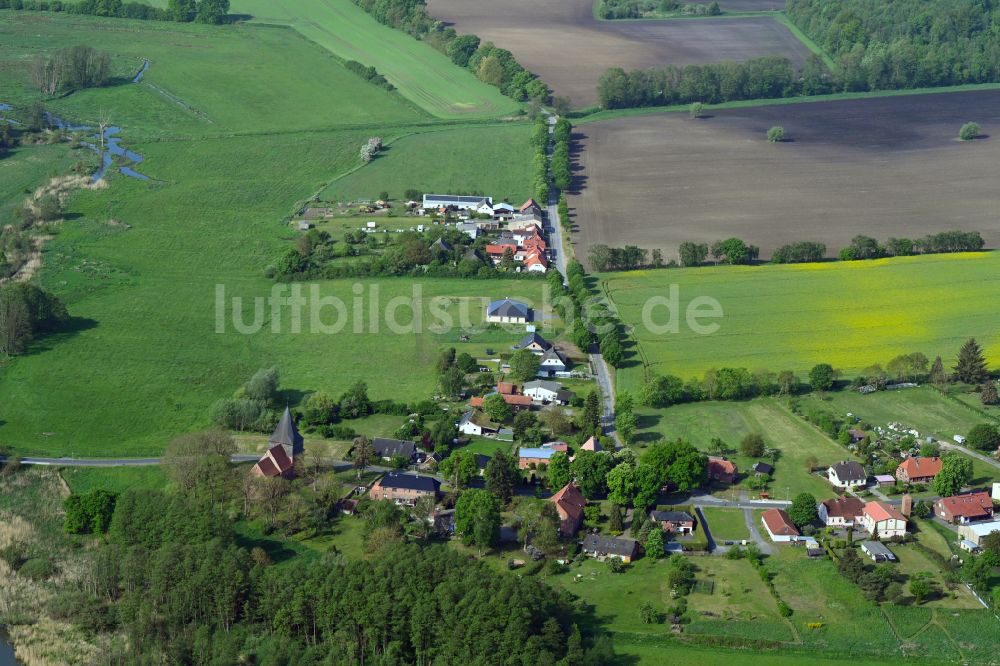 Döbbersen aus der Vogelperspektive: Dorfkern am Feldrand in Döbbersen im Bundesland Mecklenburg-Vorpommern, Deutschland