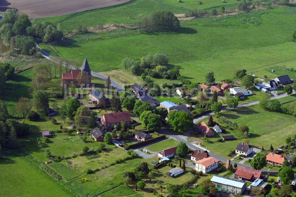 Luftaufnahme Döbbersen - Dorfkern am Feldrand in Döbbersen im Bundesland Mecklenburg-Vorpommern, Deutschland