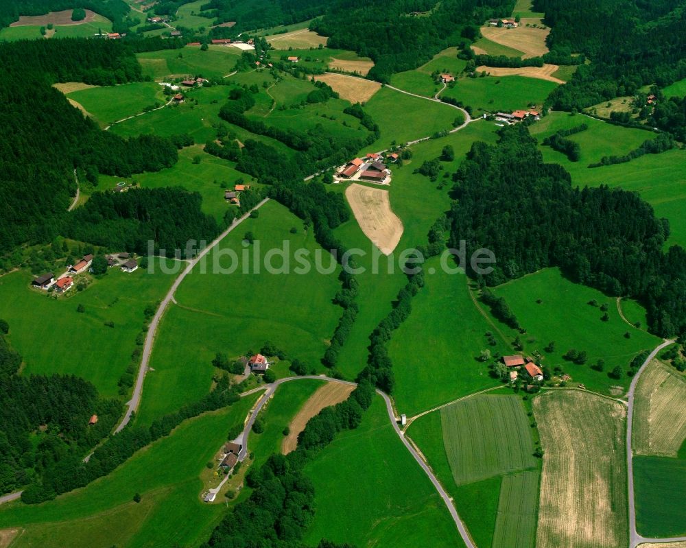 Degenberg von oben - Dorfkern am Feldrand in Degenberg im Bundesland Bayern, Deutschland