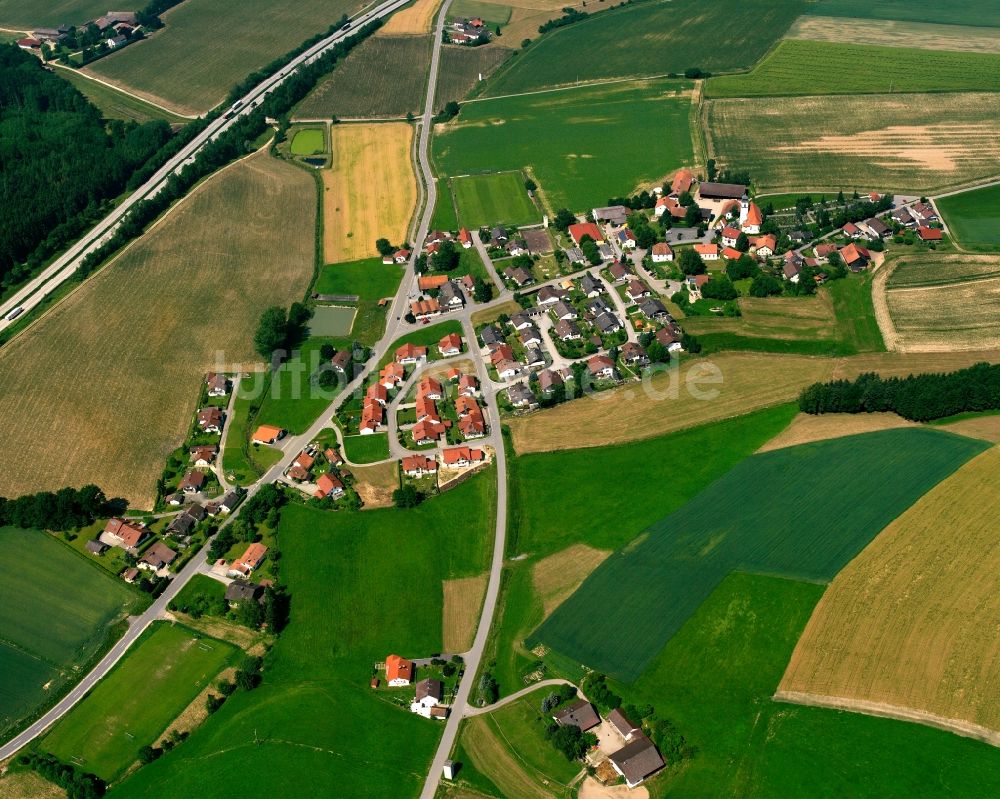 Degernbach aus der Vogelperspektive: Dorfkern am Feldrand in Degernbach im Bundesland Bayern, Deutschland