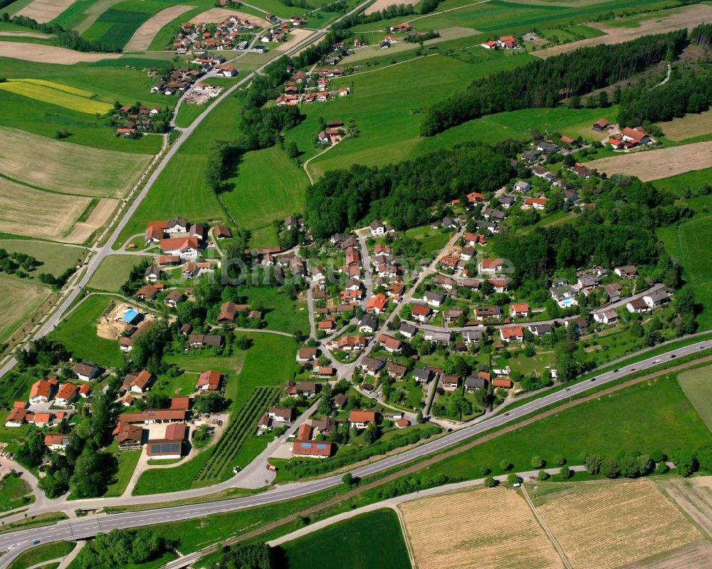 Degernbach aus der Vogelperspektive: Dorfkern am Feldrand in Degernbach im Bundesland Bayern, Deutschland