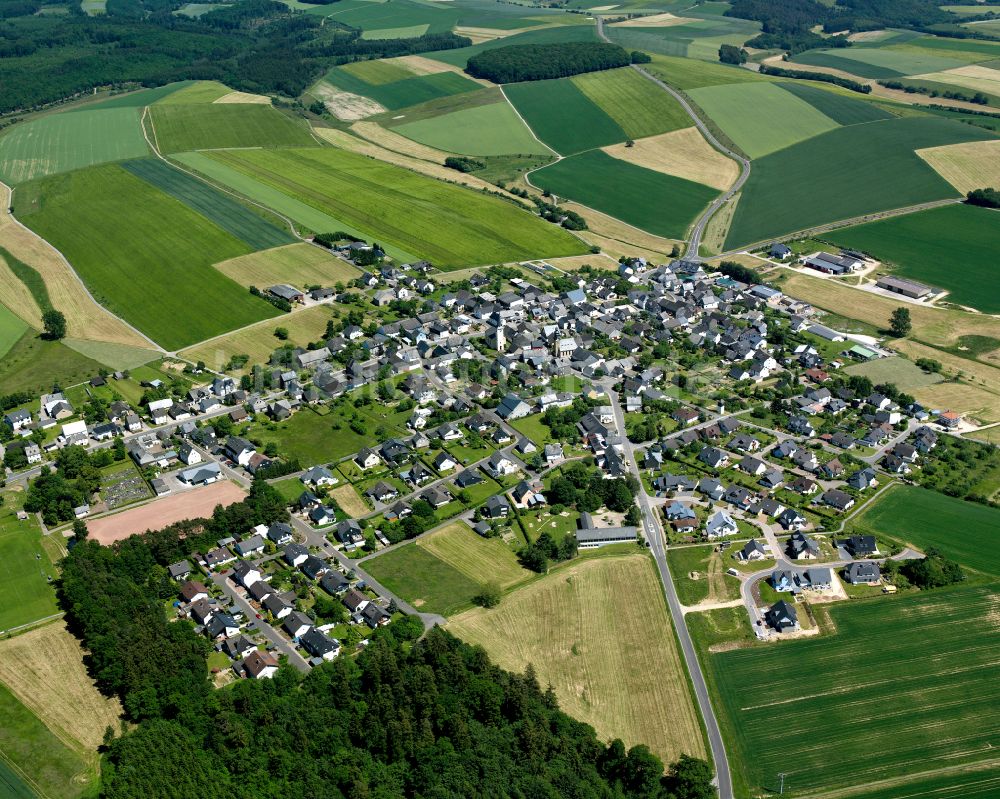 Dickenschied von oben - Dorfkern am Feldrand in Dickenschied im Bundesland Rheinland-Pfalz, Deutschland