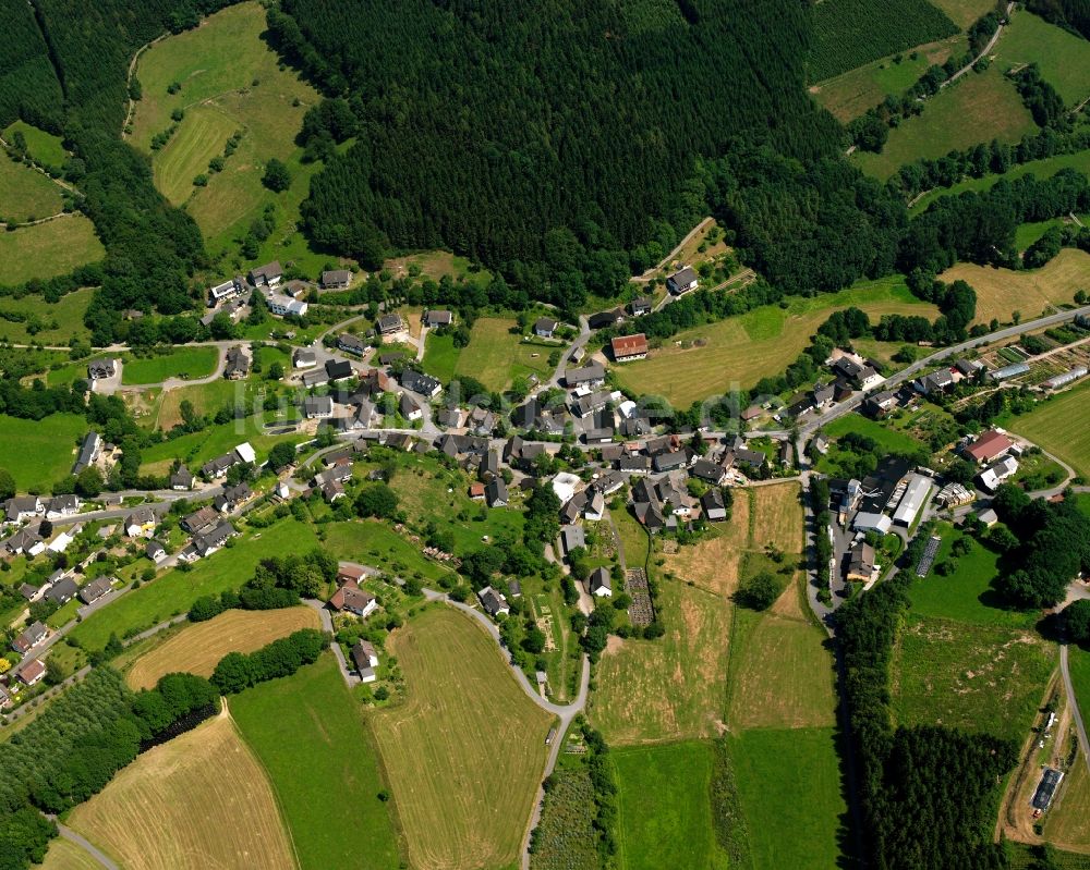 Diedenshausen von oben - Dorfkern am Feldrand in Diedenshausen im Bundesland Nordrhein-Westfalen, Deutschland