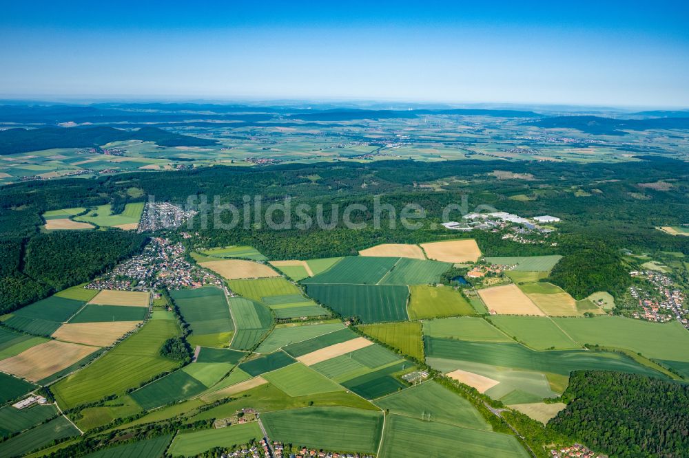 Diekholzen von oben - Dorfkern am Feldrand in Diekholzen im Bundesland Niedersachsen, Deutschland