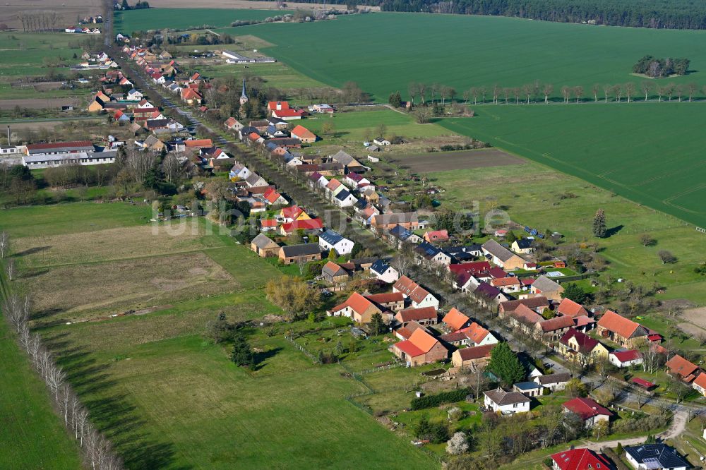 Luftaufnahme Dierberg - Dorfkern am Feldrand in Dierberg im Bundesland Brandenburg, Deutschland