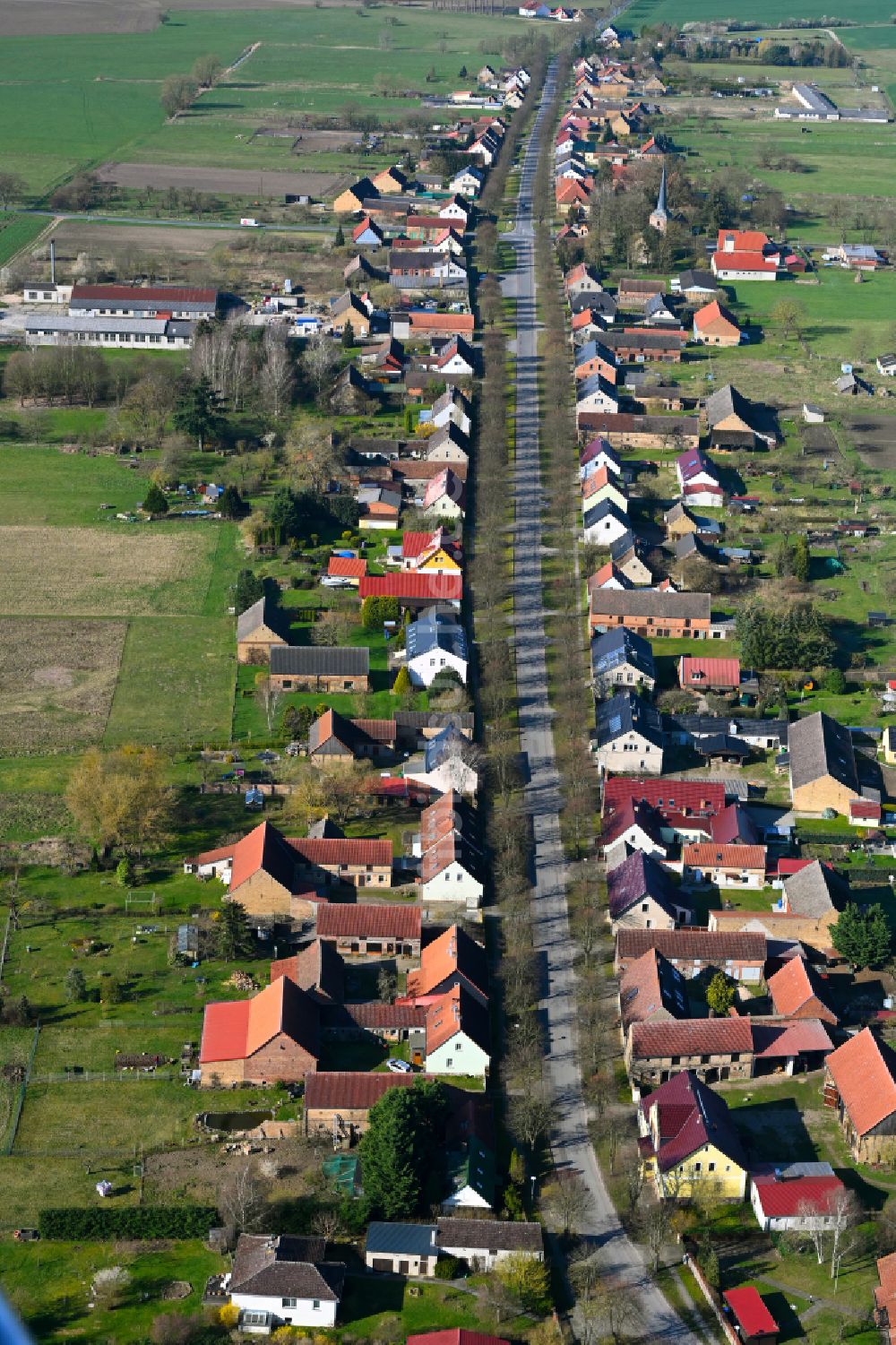 Dierberg aus der Vogelperspektive: Dorfkern am Feldrand in Dierberg im Bundesland Brandenburg, Deutschland