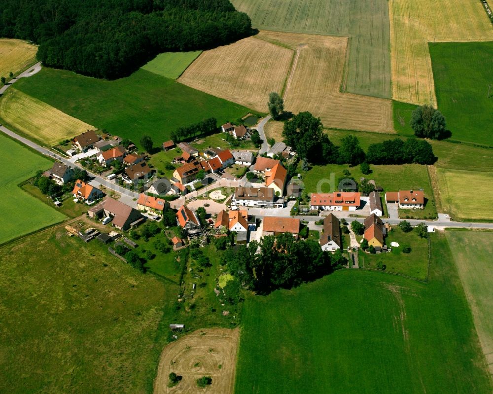 Dierersdorf aus der Vogelperspektive: Dorfkern am Feldrand in Dierersdorf im Bundesland Bayern, Deutschland