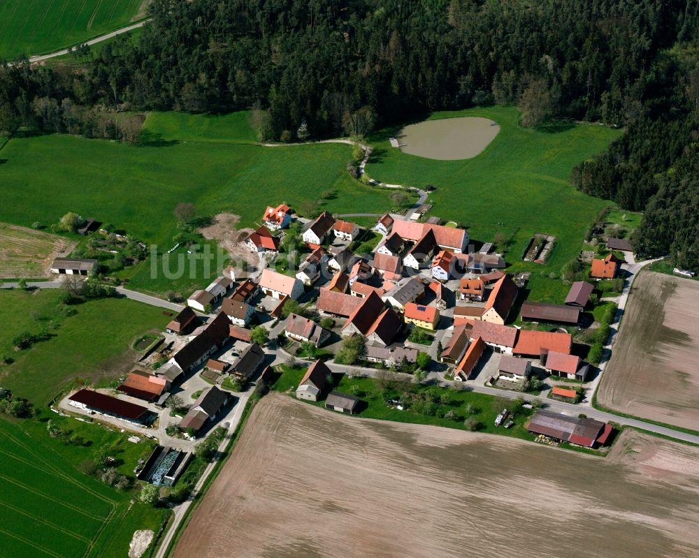 Dietenhofen aus der Vogelperspektive: Dorfkern am Feldrand in Dietenhofen im Bundesland Bayern, Deutschland