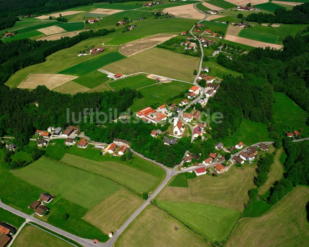 Dietersburg aus der Vogelperspektive: Dorfkern am Feldrand in Dietersburg im Bundesland Bayern, Deutschland