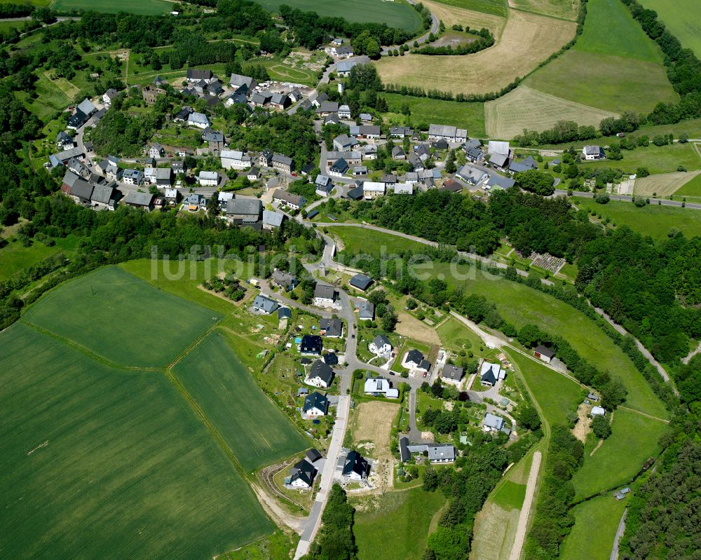 Dill aus der Vogelperspektive: Dorfkern am Feldrand in Dill im Bundesland Rheinland-Pfalz, Deutschland