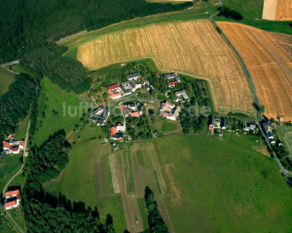 Dittersdorf aus der Vogelperspektive: Dorfkern am Feldrand in Dittersdorf im Bundesland Thüringen, Deutschland