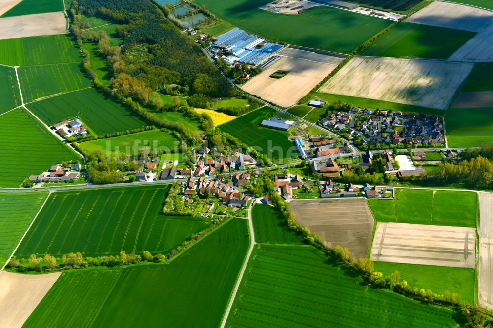 Düllstadt aus der Vogelperspektive: Dorfkern am Feldrand in Düllstadt im Bundesland Bayern, Deutschland