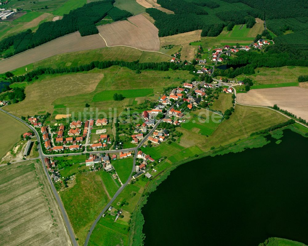 Dobra aus der Vogelperspektive: Dorfkern am Feldrand in Dobra im Bundesland Sachsen, Deutschland