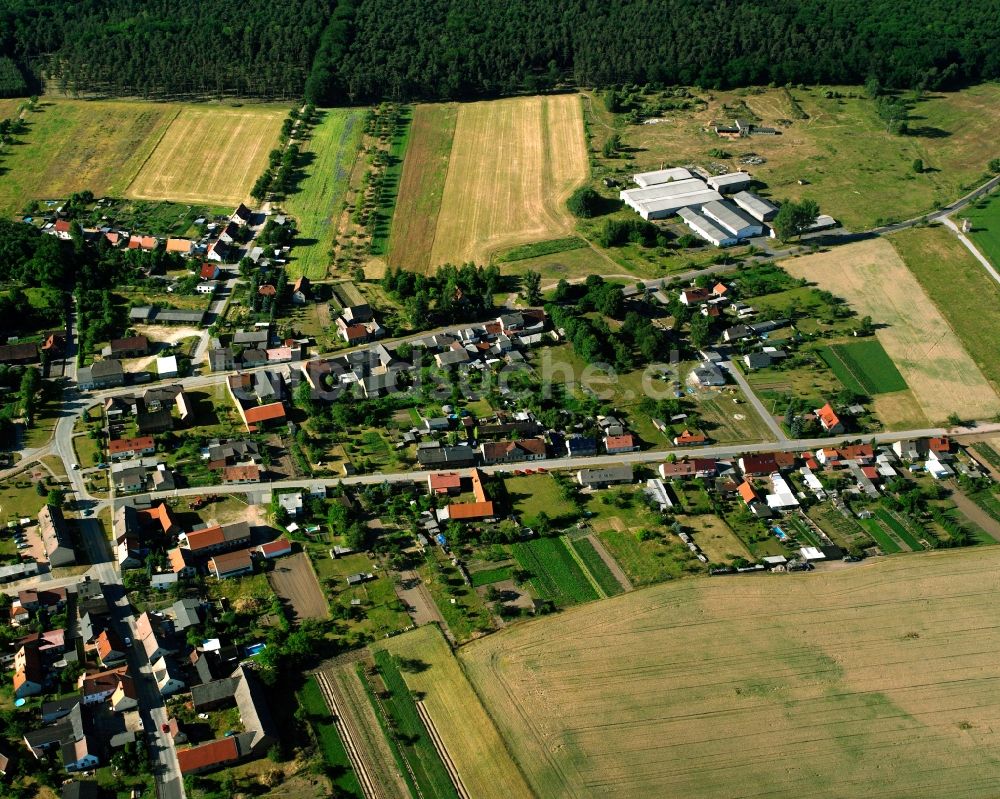 Dobritz aus der Vogelperspektive: Dorfkern am Feldrand in Dobritz im Bundesland Sachsen-Anhalt, Deutschland