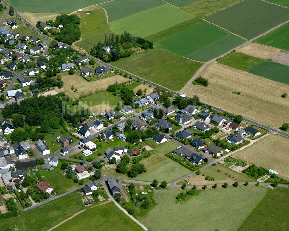 Dommershausen von oben - Dorfkern am Feldrand in Dommershausen im Bundesland Rheinland-Pfalz, Deutschland